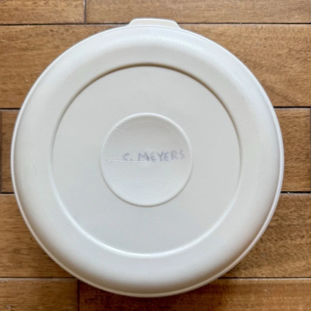 Rubbermaid #4 Servin Saver 2.4 Qt Round Container With Almond Lid